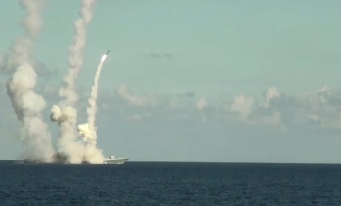 Fregata rusă Amiral Grigorovici lansează rachete de croazieră Kalibr